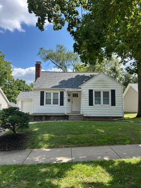 Fully Renovated - Walk to Campus or WL Schools! – photo 1