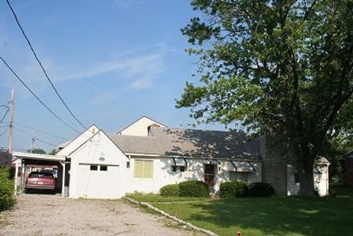 Quiet and Conveniently Located Three Bedroom House – photo 1