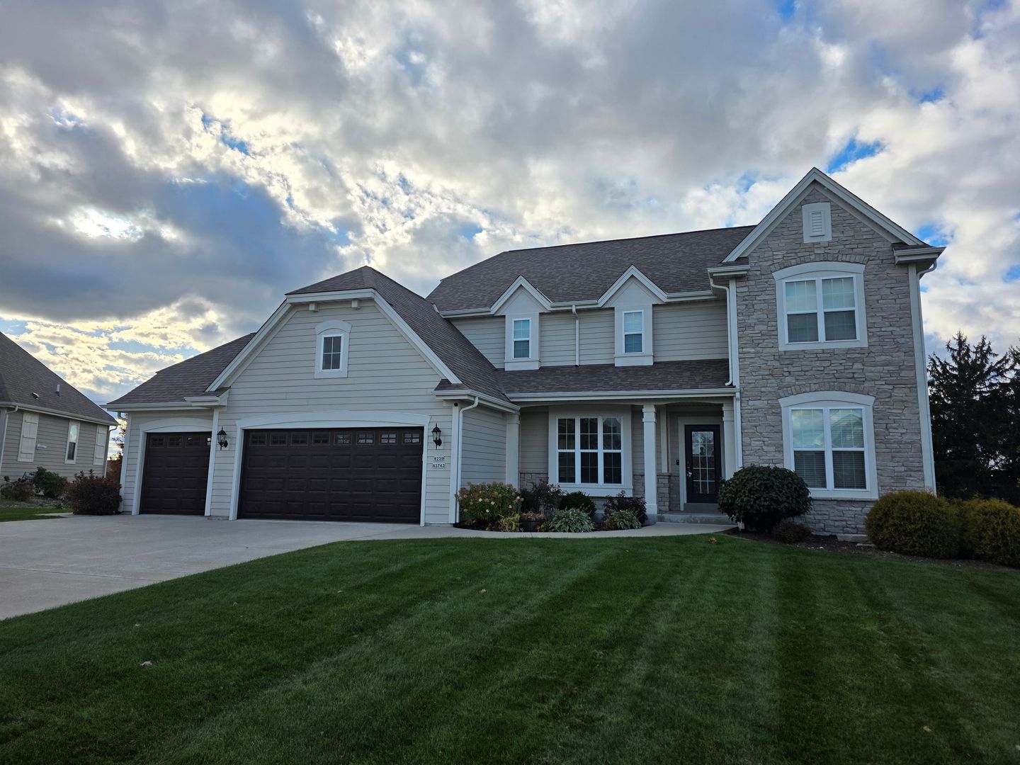 Pewaukee House: W239N3743 River Birch Ct