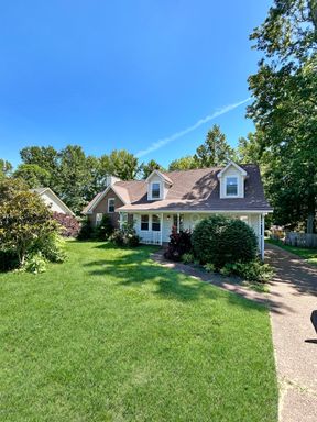 Lovely 3BR Family Home in Serene Neighborhood – Modern Amenities / Pet-Friendly / Available Now! – photo 1