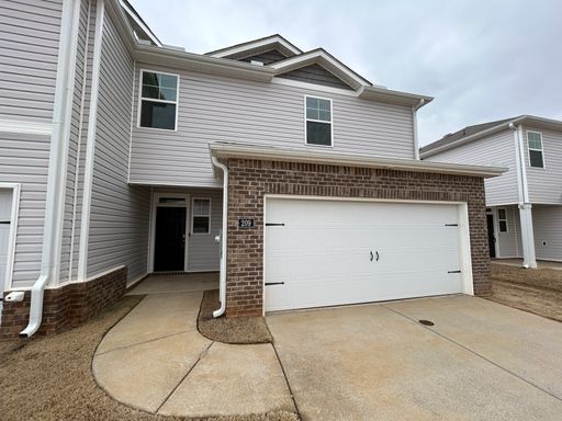 Spacious 3-Bedroom Home in a Prime Location / Pet Friendly / Available Now! – photo 1