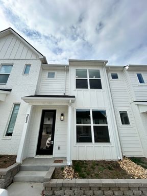Charming 2-Bedroom Townhome – Perfect Blend of Comfort and Convenience / Pet-Friendly / Inquire Now!