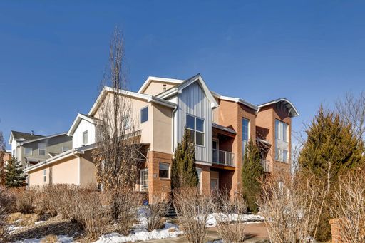2 Bed & 2.5 Bath Townhouse in Denver / Available NOW! – photo 1