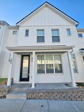 Bright and Lovely 3-Bedroom Townhome with Modern Amenities / Pet-Friendly / Available December 14th! – photo 1