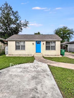 3-Bedroom, 2-Bath Home with Pool and Convenient Amenities Nearby / Pet-Friendly / Available Now! – photo 1