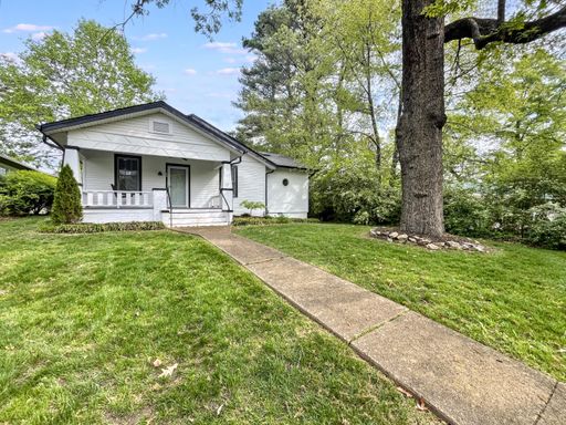 Charming 2-Bedroom Home with Front Porch and Fireplace / Pet-Friendly / Available Now! – photo 1