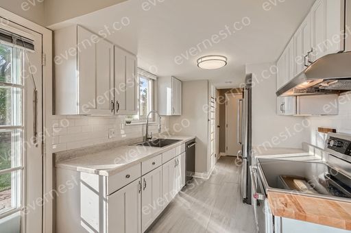 Beautiful 3 Bedrooms & 1.5 Bathroom Home - Available in August! – photo 1