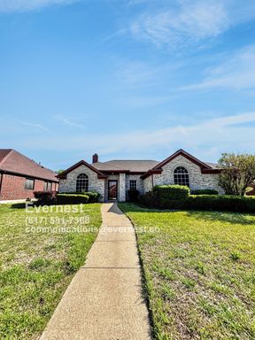 Spacious 3-Bedroom Home with Fenced Yard and Fireplace / Pet-Friendly / Available Now! – photo 1