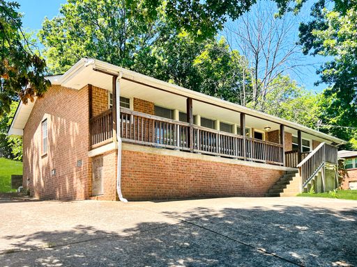 Charming 3-Bedroom Home with Scenic Views and Modern Amenities / Pet-Friendly / Available Now! – photo 1