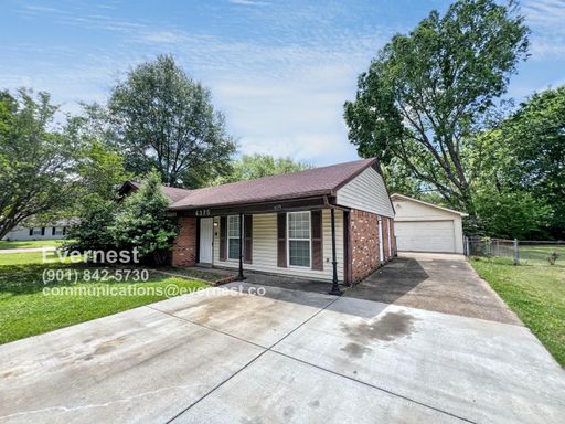 Charming 3-Bedroom Home with Fenced Yard and Convenient Location / Pet-Friendly / Available Now! – photo 1