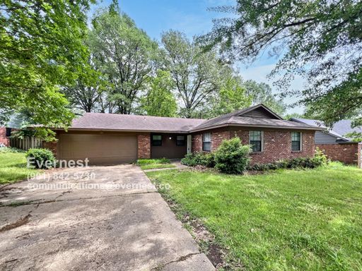 Spacious 4-Bedroom Home with Fenced Yard and Convenient Location / Pet-Friendly / Available Now! – photo 1