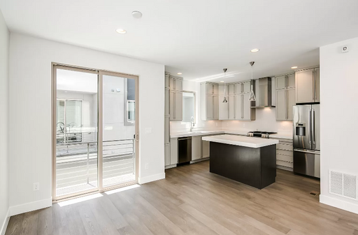 Luxurious 3-Bedroom Townhouse in Prime Location / Available Now! (2 full bathrooms + 2 half) – photo 1
