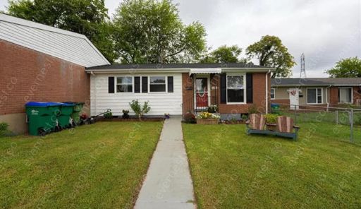 Urban Oasis: Luxurious 3-Bedroom Home in a Prime Location / Available Now! – photo 1