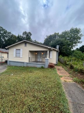 Charming 3-Bedroom Home with Great Living Space / Pet-Friendly / Available Now! – photo 1