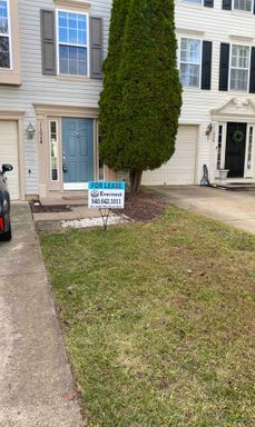 Spacious Town Home with Fenced-In Yard and Garage / 3 Bed & 3 / Pet-Friendly / Coming Soon! – photo 1