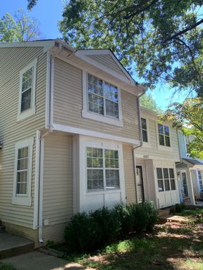 3 Bed & 3.5 Bath Townhouse in Dumfries / NO pets allowed / Available September 30th!