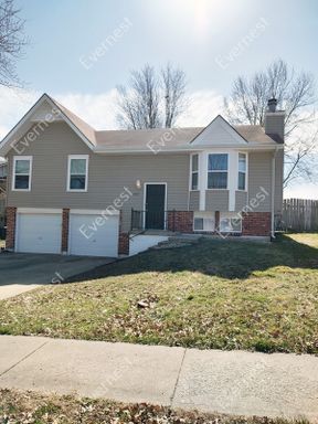 4 Bed & 2 Bath House in Lees Summit / Pet-Friendly / Section 8 Accepted / Available Now! – photo 1