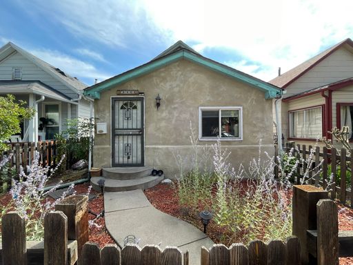 Beautiful 2 Bed & 1 Bath Home in Denver / Available Now!! – photo 1