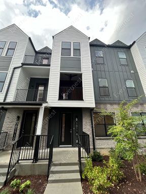 4 Bed & 4.5 Bath Townhouse in Nashville | Pet-Friendly | Available Now! – photo 1