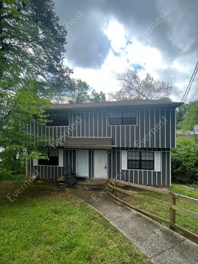 Cozy Apartment with Balcony and Parking / 2 Bed, 1.5 Bath / Available Now – photo 1
