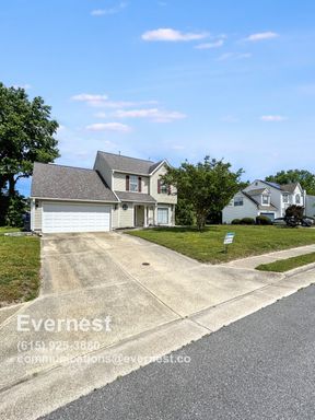 Spacious 4-Bedroom Home with Modern Features in Prime Location / AVAILABLE NOW! – photo 1