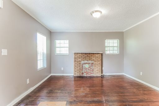 Delightful 2-Bedroom Home with Sunlit Porch / Pet-Friendly / PROMO: Half off first full month's rent! / Available Now! – photo 1