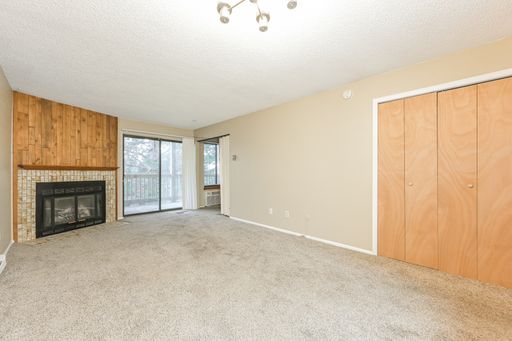 Large 1 Bedroom Condo in Prime Location / Available NOW! – photo 1