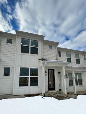 Beautiful 2-Bedroom Townhome in Prime Location / Pet-Friendly / Available January 21st!/$500 off 2nd full month!