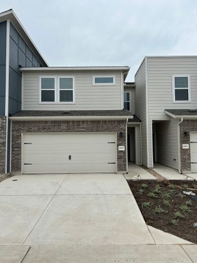 Stunning Smart-Home 3-Bedroom Townhouse with Luxurious Amenities / Pet-Friendly / Available Now! – photo 1