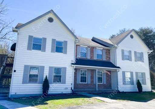 Beautiful 2 Bed & 2 Bath Triplex / Small Pets Accepted!