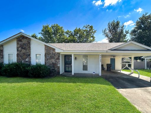 Charming Home with Fenced Yard and Carport / 3 Bed & 2 Bath / Available Now! – photo 1