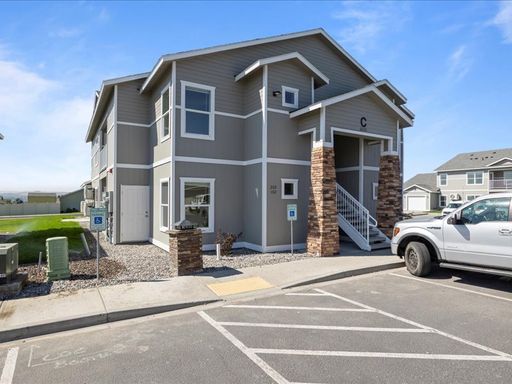 Beautiful Downstairs 2 Bedroom 2 Bath Apartment With Half Off Of August Prorated Rent! – photo 1