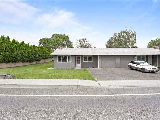 Spacious 2 Bedroom 2 Bath Duplex For Rent In Central Kennewick with the Rest of August Rent Free! – photo 1