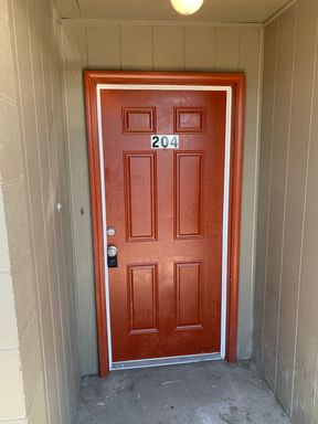 Upstairs 2 bed 1 Bath Apartment with Central Heat & Air Available Now With One Month of Free Rent! – photo 1