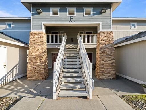 Spacious 2 Bedroom 2 Bath Available in September – photo 1