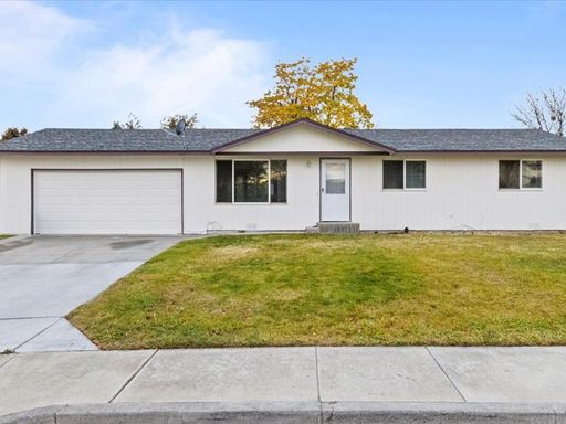 Charming 3 bedroom 1 Bath Rambler in West Richland With Half Off Of September Prorated Rent!