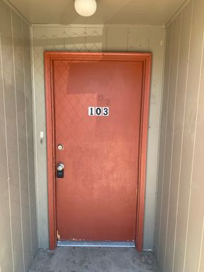 Downstairs 2 bed 1 Bath Apartment with Central Heat & Air Available Now With One Month of Free Rent! – photo 1