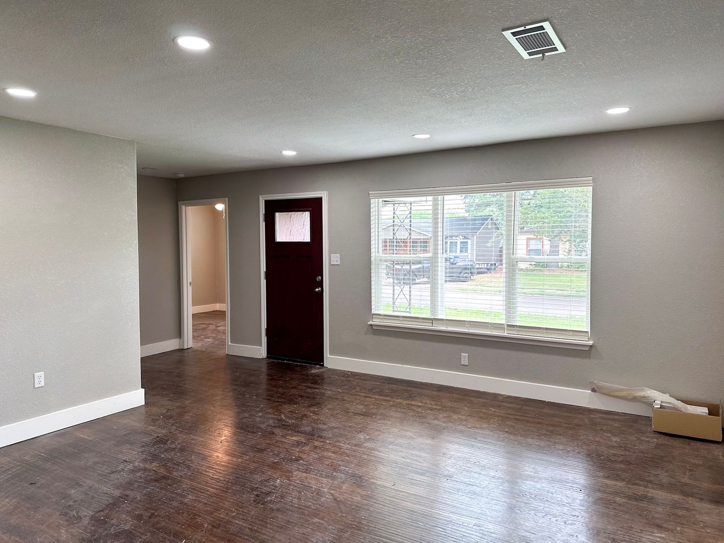 Irving House: 55161 W 3rd St