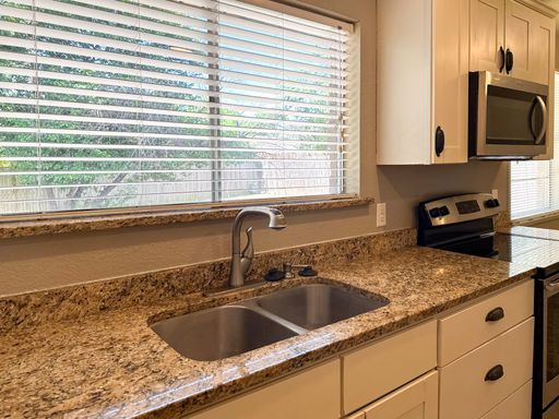 3 Bedroom / 2 Bath / 2 Car Garage – photo 1