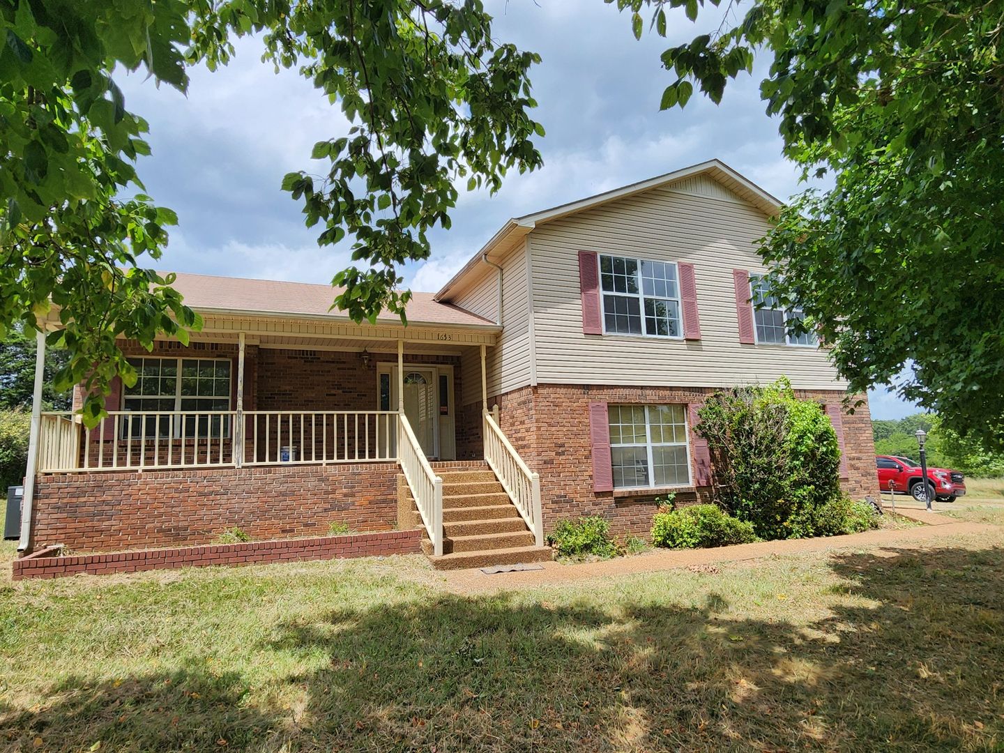 Columbia House: 1653 Bear Creek Pike
