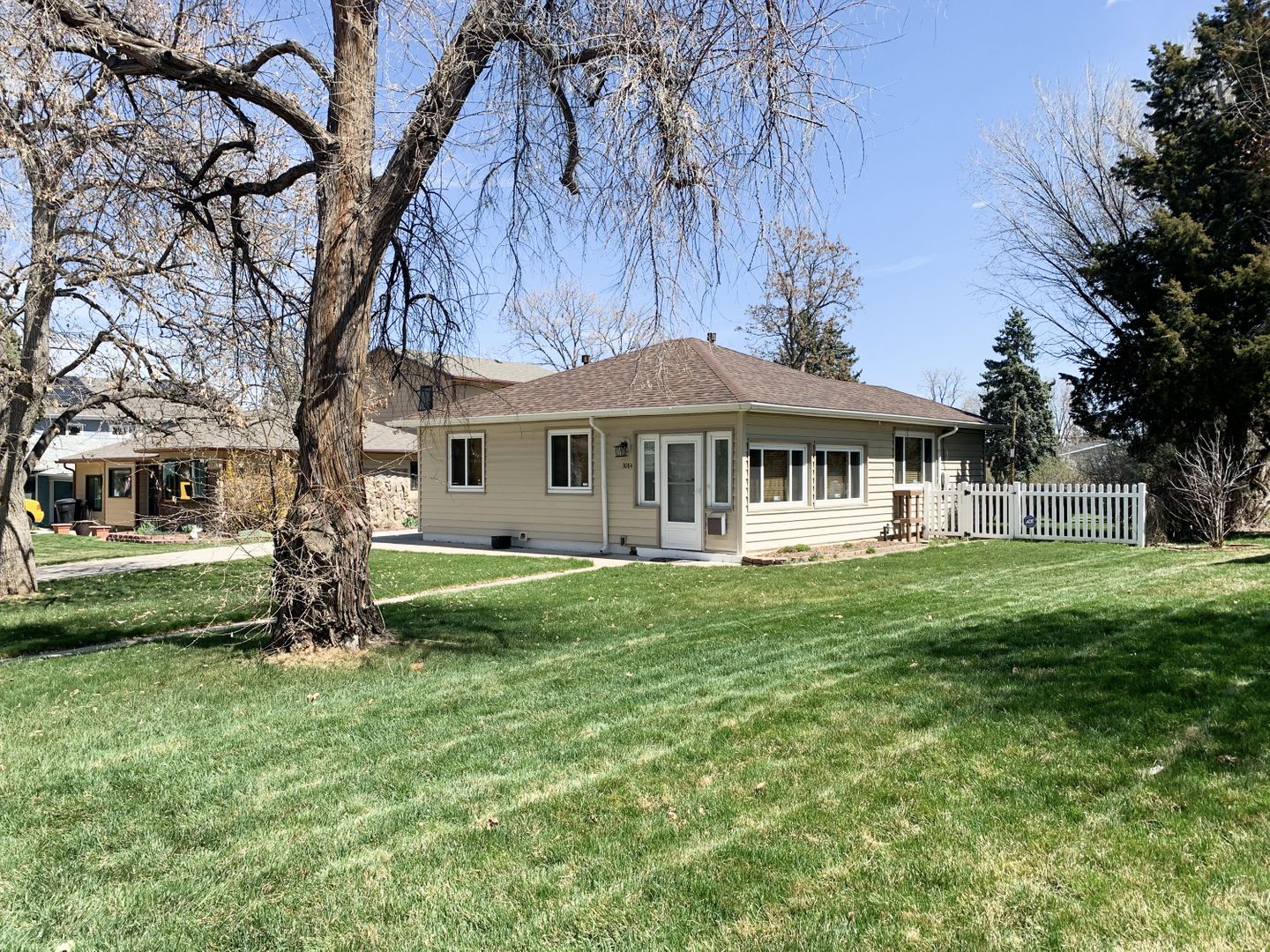 Denver House: 3084 S Bellaire St