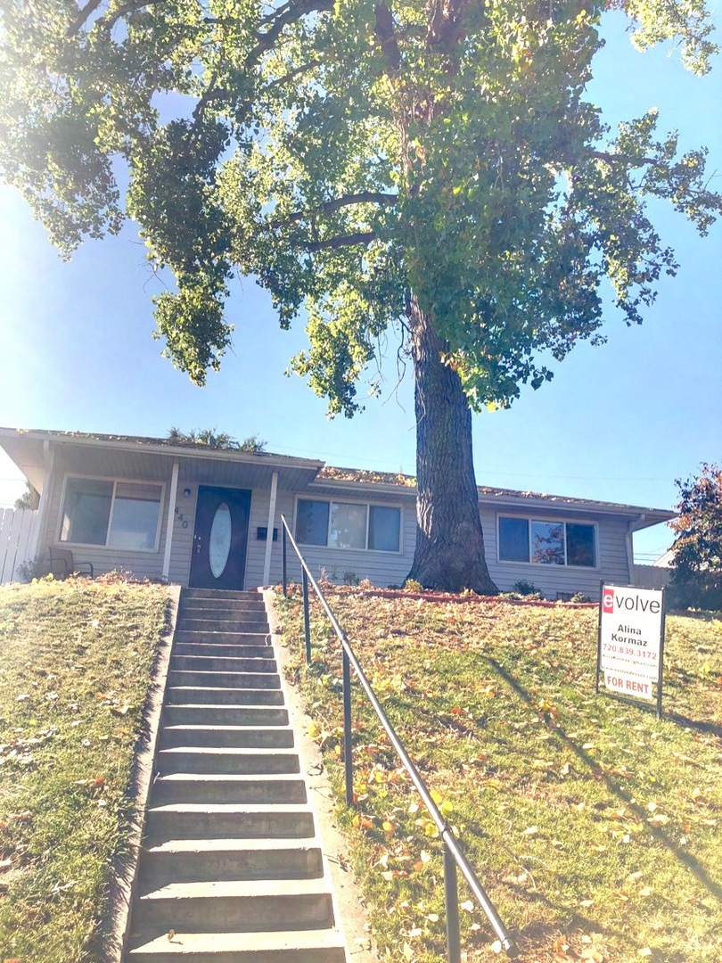 Denver House: 1440 W Alaska Pl