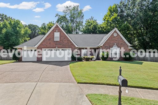 Spacious 5-Bedroom Bartlett Home with Lawn Care Included! – photo 1