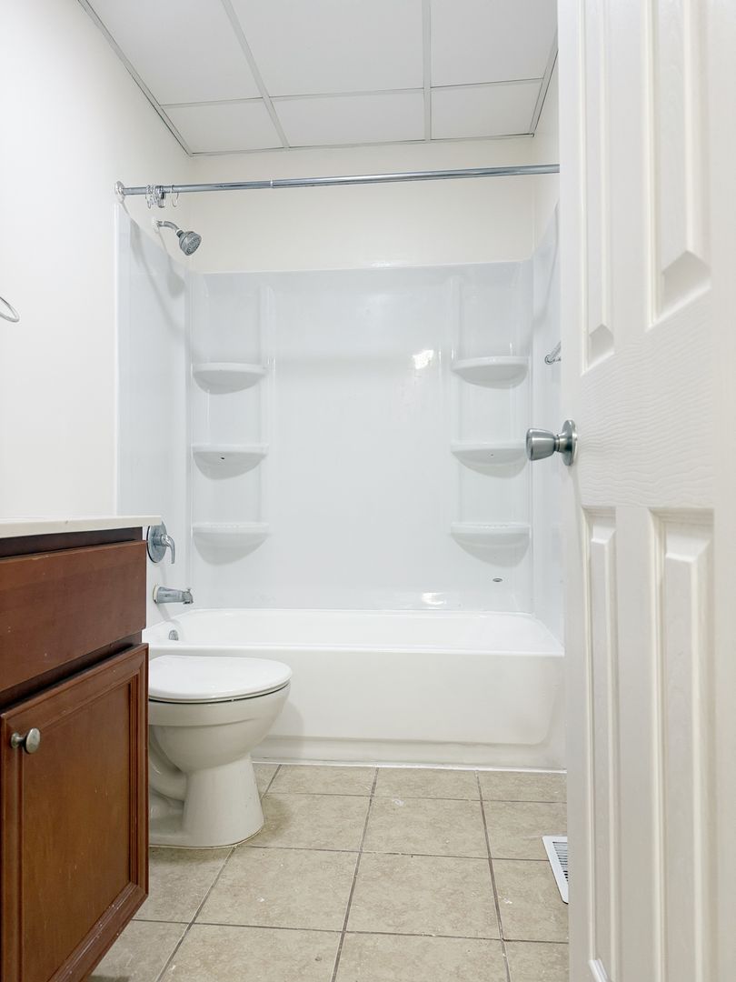 700 Village Ln, Unit 1, Newburgh, IN 47630