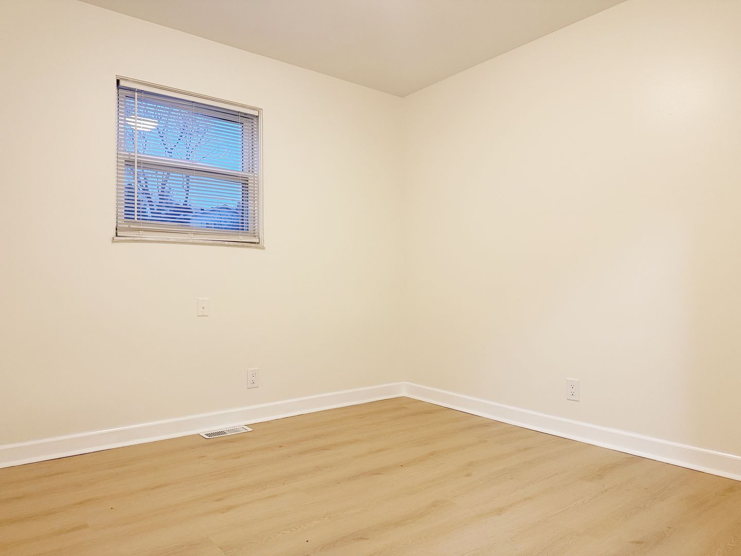 700 Village Ln, Unit 1, Newburgh, IN 47630