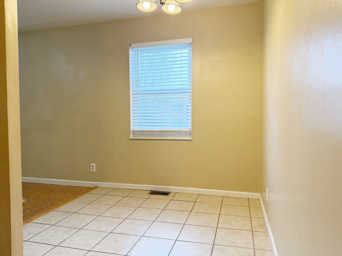 700 Village Ln, Unit 1, Newburgh, IN 47630