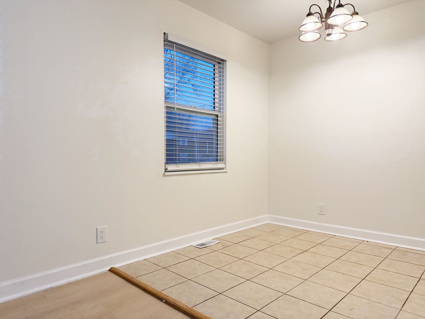 700 Village Ln, Unit 1, Newburgh, IN 47630