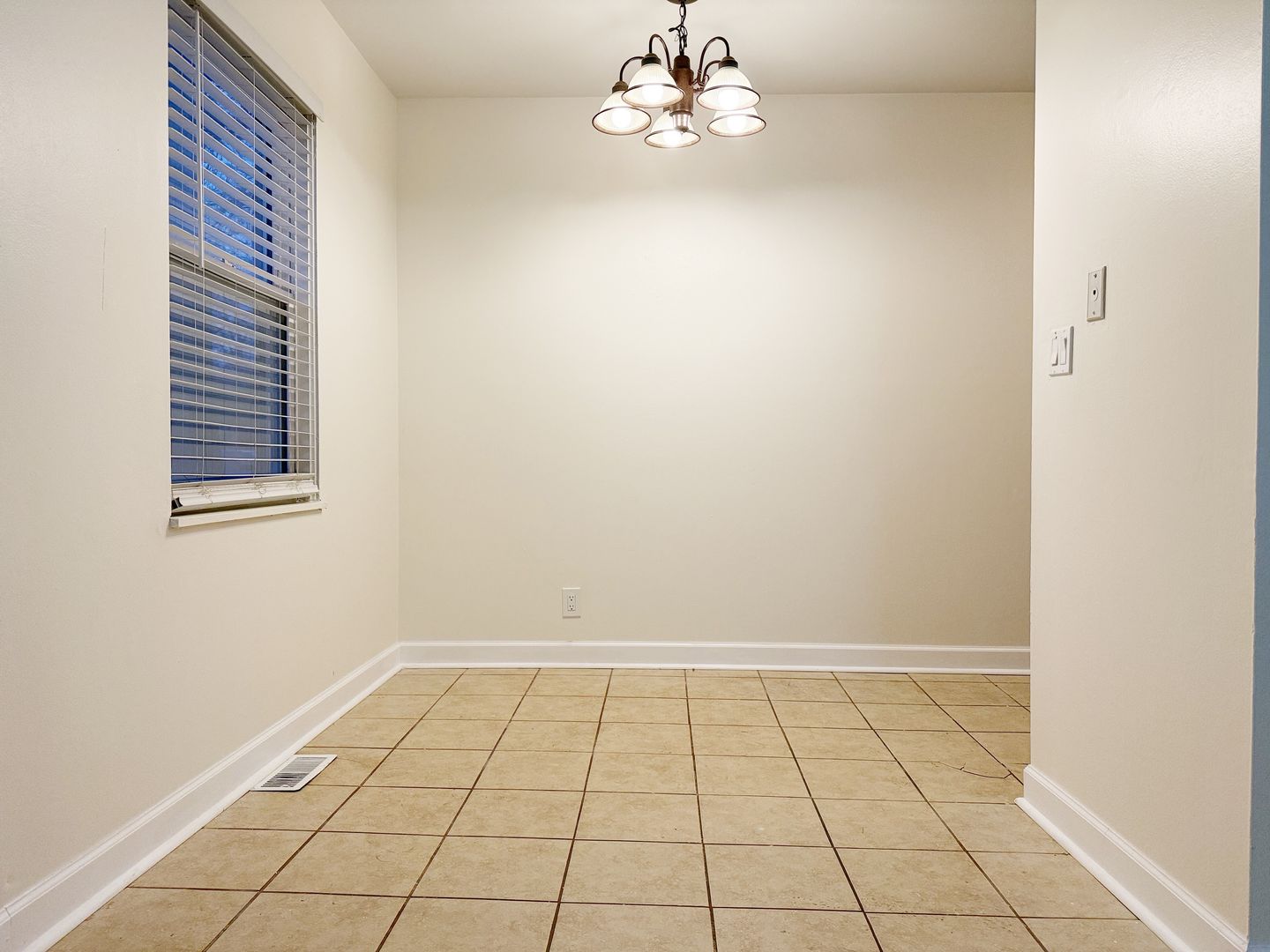 700 Village Ln, Unit 1, Newburgh, IN 47630