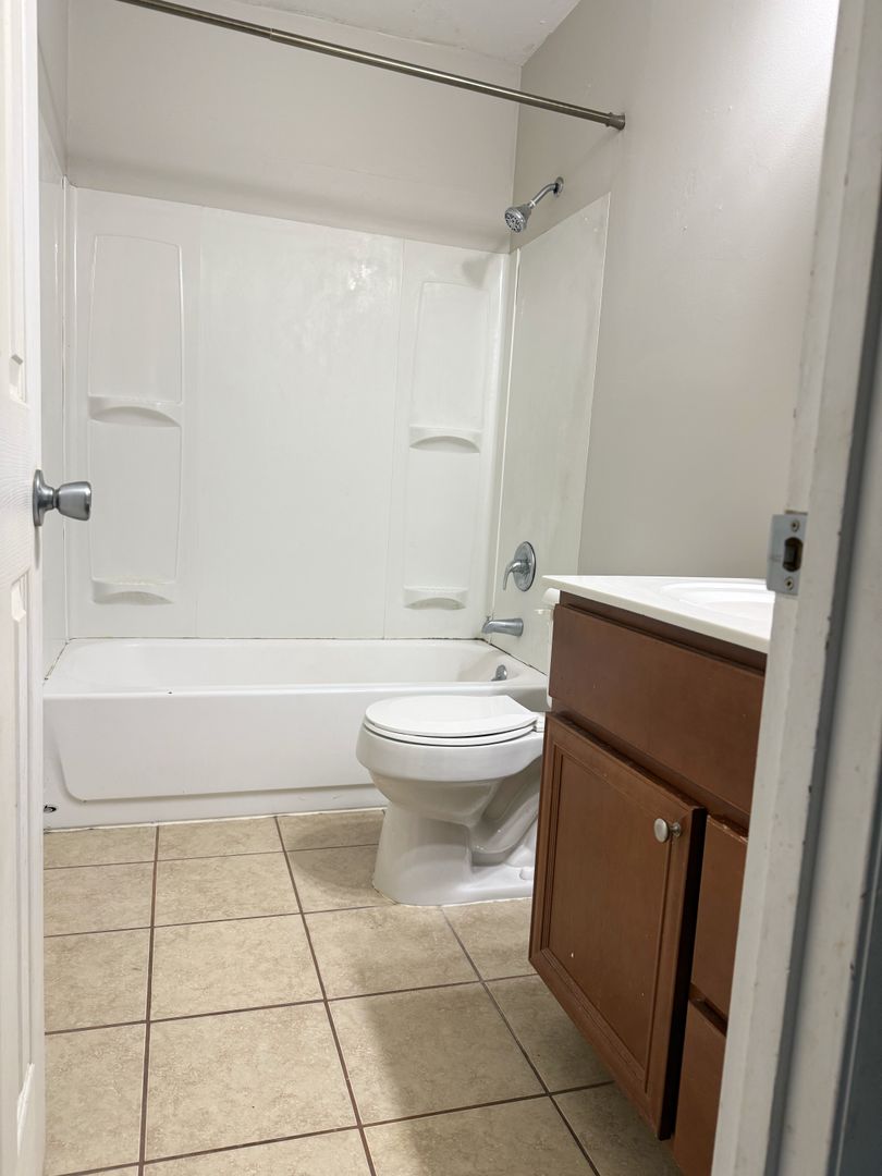 700 Village Ln, Unit 4, Newburgh, IN 47630