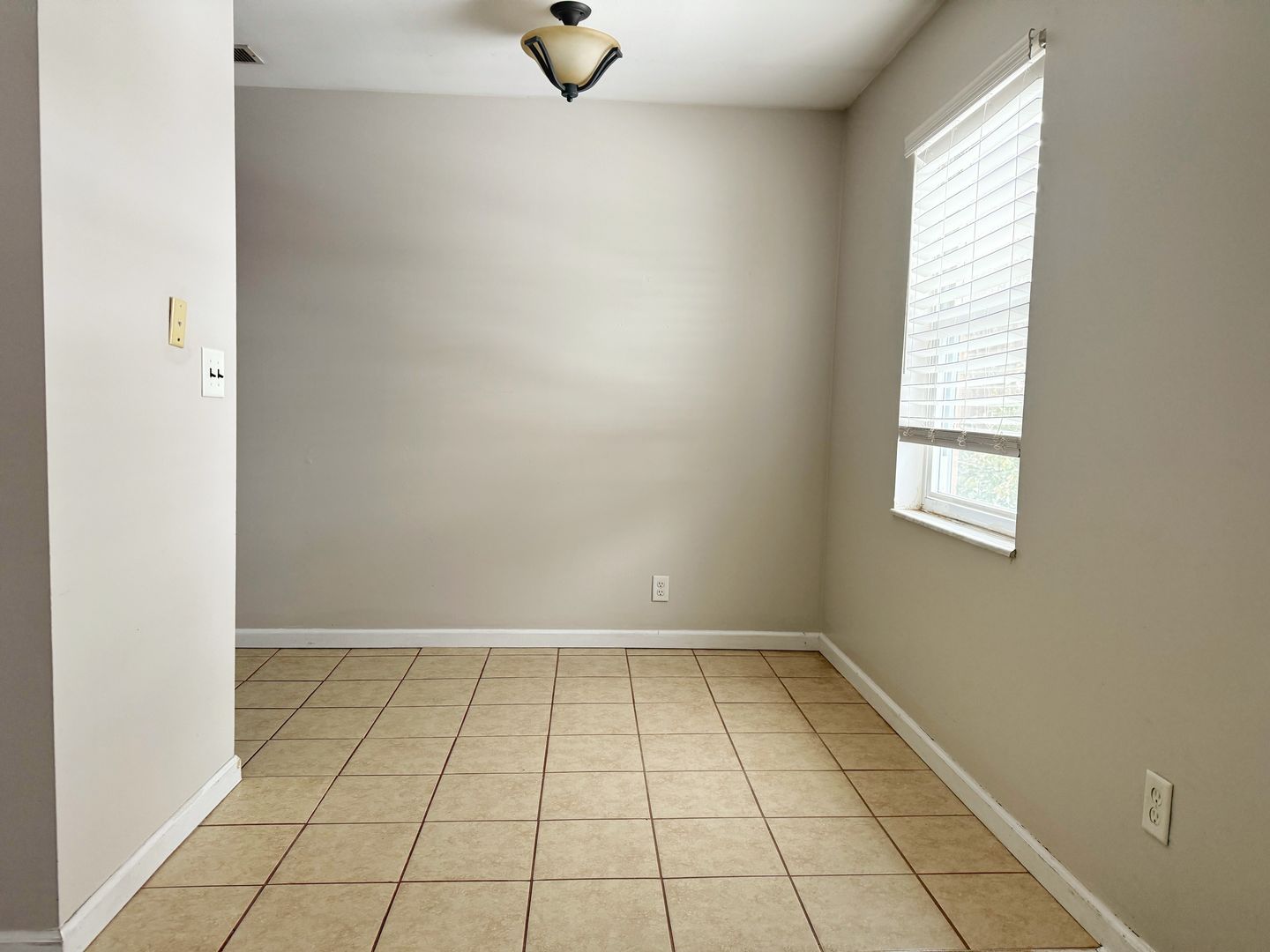 700 Village Ln, Unit 4, Newburgh, IN 47630